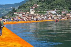 Arrivare a Peschiera Maraglio...a piedi! Questo è stato possible tra metà giugno e inizio luglio 2016 grazie all'installazione delle Floating Piers di Christo, le passerelle ...