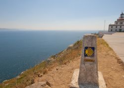 Arrivo a Finisterre, Galizia. Eccoci al "chilometro zero" del Cammino di Santiago. Sino a Finisterre, promontorio sull'Oceano Atlantico, del nord ovest della Galizia,  ...