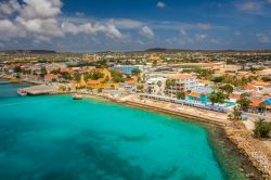 Arrivo a Kralendijk, capitale di Bonaire, in nave. La fondazione della cittadina risale al 1639 quando gli olandesi costruirono Fort Oranje per difendere il porto dell'isola.

