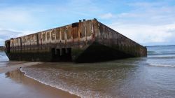 Arromanches Les Bains ospita i resti di Mulberry harbor un porto artificiale britannico, utilizzato durante la seconda guerra mondiale