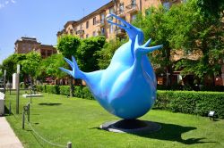 Arte moderna nei pressi dello Yerevan Cascade, Armenia. La statua rappresenta un kiwi, specie di uccello inadatto al volo simbolo della Nuova Zelanda - © Stanislav Samoylik / Shutterstock.com ...