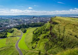 In Scozia, nei pressi di Edimburgo, si eleva ad oltre 250 metri sul livello del mare, una enorme rupe. Il suo nome, dal XV secolo in poi, è “Arthur’s Seat” - Il Trono ...