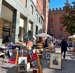 Artigianato e usato in vendita nel centro di Cremona - © maudanros / Shutterstock.com