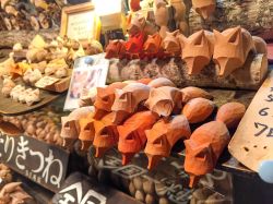 Artigianato in legno in un mercato notturno di Kushiro, Hokkaido, Giappone - © Pichit Tongma / Shutterstock.com