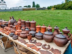 Artigianato a Rostov Velikij, Russia - Passeggiando per lo storico quartiere del Cremlino si incontrano pochi negozi di souvenir. Sono soprattutto i piani terra degli edifici ad ospitare le ...