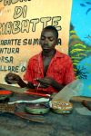 Artigianato a Watamu (Kenya): in paese molte persone sono impegnate nell'artigianato e nella produzione di oggetti da vendere ai turisti.