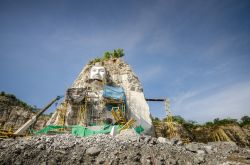 Artigiani scolpiscono un Grande Buddha sulla roccia di una montagna a Suphan Buri, Thailandia - © Adisorn Kongprasert / Shutterstock.com