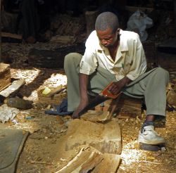Malindi, Kenya: un lavoratore della cooperativa artigiana fondata per sostenere il lavoro degli intagliatori di legno locali - foto ©Maurizio Biso / Shutterstock.com 