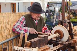 Artigiano durante il Festival "La soffitta in piazza" a Villanova di Bagnacavallo in Romagna - © ermess / Shutterstock.com