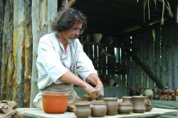 Un artigiano all'annuale Festival di Archeologia Vivente di Kernave, Lituania. Qui i visitatori possono fare un vero e proprio tuffo nel passato alla scoperta di antichi mestieri e tradizioni.
 ...