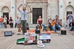 Artisti di strada davanti alla Cattedrale di Ferrara durante il Buskers Festival - © Ferrara Buskers Festival®
