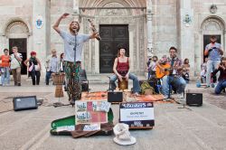 Artisti di strada davanti alla Cattedrale di ...