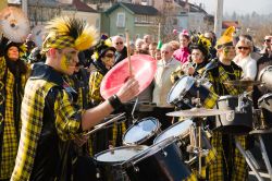 Artisti in strada durante il Carnevale di Villach ...