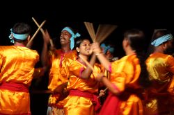 Artisti in scena durante uno spettacolo di kolkali nella città di Alleppey (India). Il kolkali è uno spettacolo musicale tradizionale dello stato del Kerala - foto © ...