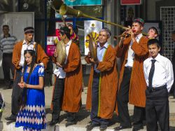 Artisti locali in abiti tradizionali a Dushanbe, Tagikistan. In questa località, incastonata nelle montagne a 800 metri di quota, usi e costumi di un tempo sono ancora ben vivi - © ...