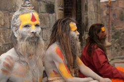 Asceti religiosi al tempio Pashupatinath di Kathmandu, Nepal. Sadhu in preghiera al tempio induista più importante di Kathmandu, lungo il corso del fiume Bagmati - © topten22photo ...