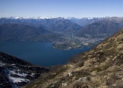 La città di Ascona e il Lago Maggiore fotografati dal punto panoramico del Monte Gambarogno sule Alpi