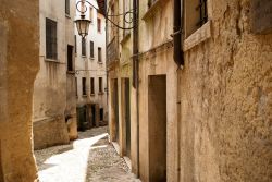 Asolo: un vicolo tra le case del centro del piccolo borgo in provincia di Treviso.