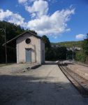 Aspettando il treno alla stazione di Venaco, Corsica.
