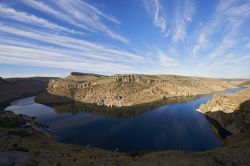 Asur Kalesi, Diyarbakir (Turchia): il paesaggio brullo si riflette nell'acqua.
