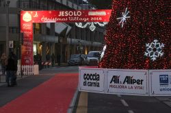 Atmosfera natalizia al Christmas Village di Jesolo, Veneto. Ogni anno da inizio dicembre all'Epifania, il centro di Jesolo si veste con le luci e i colori del Natale  - © Stefano ...