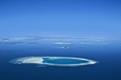 Una suggestiva foto aerea delle isolette che compongono l'atollo di Ari Nord, nell'Oceano Indiano. Si tratta di una delle mete più amate dai turisti che viaggiano alle Maldive - ...