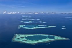 Gli isolotti che compongono un atollo delle Maldive, circondati dalla spettacolare barriera corallina nell'Oceano Indiano - foto © R McIntyre / Shutterstock.com

