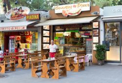 Attività commerciali a Riccione, Emilia Romagna. Alcuni dei tanti locali della città in cui si possono gustare piadine, pizza e pesce fritto - © CervelliInFuga / Shutterstock.com ...