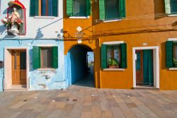 Attraverso la calle nei luoghi di Burano, la più colorata delle isole della Laguna di Venezia - Burano fa parte del gruppo di piccole isole che compongono la bellissima Laguna Veneta. ...