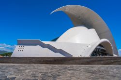 Auditorium di Tenerife a Santa Cruz de Tenerife nei pressi di Puerto de la Cruz, Spagna. E' stato progettato dall'architetto Santiago Calatrava e si trova in Avenue de la Constitution ...