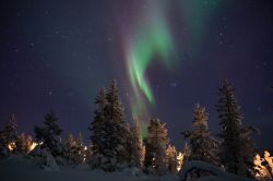 Aurora boreale nel villaggio di Saariselka, Finlandia. Una splendida immagine di questo fenomeno ottico dell'atmosfera terrestre che si può ammirare in questo grazioso villaggio 260 ...