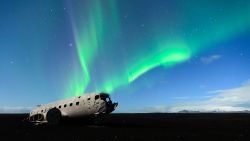 L'aurora boreale sopra un aereo abbandonato ...