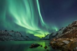 Aurora boreale su di un lago della Lapponia finlandese