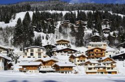 Austria, architettura tradizionale per le case nel villaggio di Saalbach-Hinterglemm.
