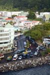Edifici e auto parcheggiate sulla costa rocciosa di Roseau, Dominica. Uno scorcio della capitale dello stato insulare del Mar dei Caraibi, democrazia parlamentare all'interno del Commonwealth ...