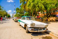 Un'auto americana degli anni Cinquanta parcheggiata lungo una strada di Ciego de Avila, Cuba - © Fotos593 / Shutterstock.com