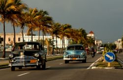 Vecchie auto americane degli anni '50 sul Malecòn (il lungomare) di Cienfuegos, Cuba  © Klemen Misic / Shutterstock.com