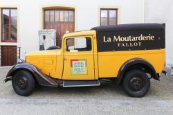 Auto d'epoca della boutique Fallot (La Moutarderie) a Beaune, Francia. Questo mulino di proprietà della famiglia Fallot è in attività dal 1840 - © ricochet64 / ...