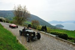 Auto d'epoca sulle strade sopra Sulzano, con vista sul Lago d'Iseo - © Roberto Cerruti / Shutterstock.com