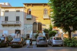 Auto e moto parcheggiate in una strada del centro storico di Viareggio, Toscana - © Nick_Nick / Shutterstock.com