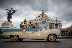Un'auto in sfilata durante le celebrazioni per il Día de Muertos a Città del Messico.
