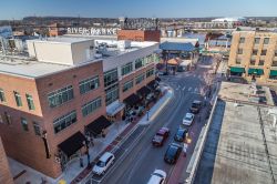 Auto in una via del centro di Little Rock, Arkansas (USA) - © amadeustx / Shutterstock.com