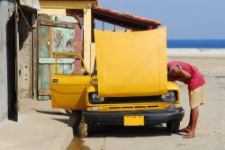 Un'auto in panne sul Malecòn di Baracoa, Cuba.