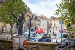 Auto parcheggiate in una strada di Bayreuth, Germania. In primo piano, la statua di Richard Wagner - © AndrijaP / Shutterstock.com