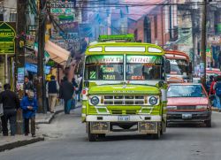 Strada a La Paz, Bolivia. Un autobus su una delle trafficate strade che attraversano la città di Nuestra Señora de La Paz, sede del governo della Bolivia - © javarman / Shutterstock.com ...