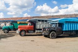 Autocarri parcheggiati a Las Tunas, Cuba. Questi mezzi trasportano passeggeri nelle province cubane - © Matyas Rehak / Shutterstock.com
