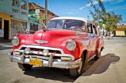 Una vecchia chevrolet a Trinidad, Cuba - nel 1959 a Cuba fu varata una legge che aboliva l'importazione di automobili e per molto tempo le uniche vetture in circolazione nell'isola furono ...