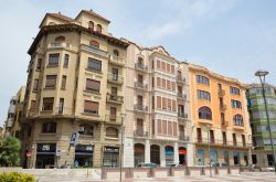 Automobili e pedoni in una strada illuminata dal sole a Tortosa, Spagna. Abitata da circa 30 mila abitanti, Tortosa è un vero e proprio scrigno ricco di tesori che vanta palazzi storici ...