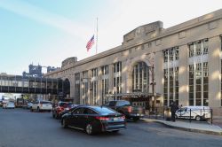 Automobili e persone davanti all'ingresso della stazione Newark Penn a Newark, New Jersey (USA) - © Michael715 / Shutterstock.com