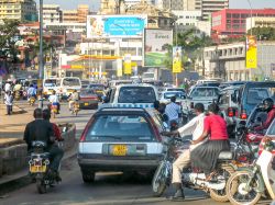 Automobili in coda in una strada della capitale Kampala, Uganda - © Shujaa_777 / Shutterstock.com